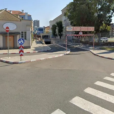 The House 3 Μπουργκάς