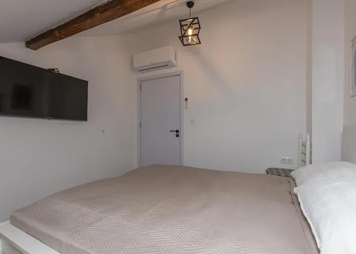 The House 3 Μπουργκάς